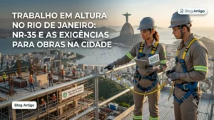 Banner fotográfico para um artigo de blog com o título: "TRABALHO EM ALTURA NO RIO DE JANEIRO: NR-35 E AS EXIGÊNCIAS PARA OBRAS NA CIDADE". A imagem mostra dois técnicos de segurança do trabalho, vestindo uniformes e equipamentos de proteção individual (EPIs) completos, como capacetes e cintos de segurança, em uma plataforma elevada de um canteiro de obras. O fundo é uma vista panorâmica espetacular do Rio de Janeiro ao pôr do sol, com a estátua do Cristo Redentor visível no Corcovado e a Baía de Guanabara, além de outros trabalhadores em andaimes de andares inferiores. Pequenos ícones no canto superior direito e inferior esquerdo indicam "Blog Artigo".