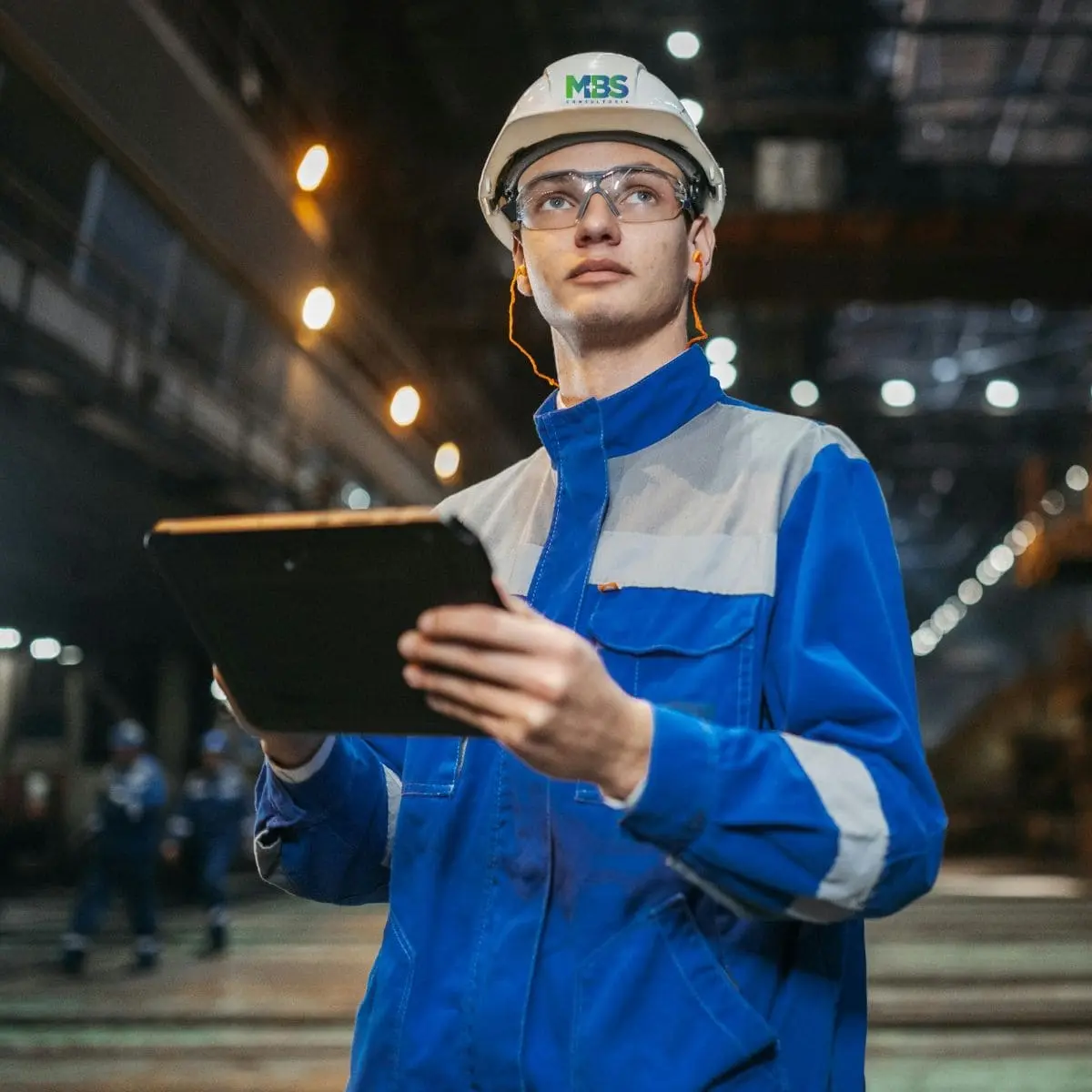 Técnico de segurança do trabalho avaliando área de risco para laudo de periculosidade